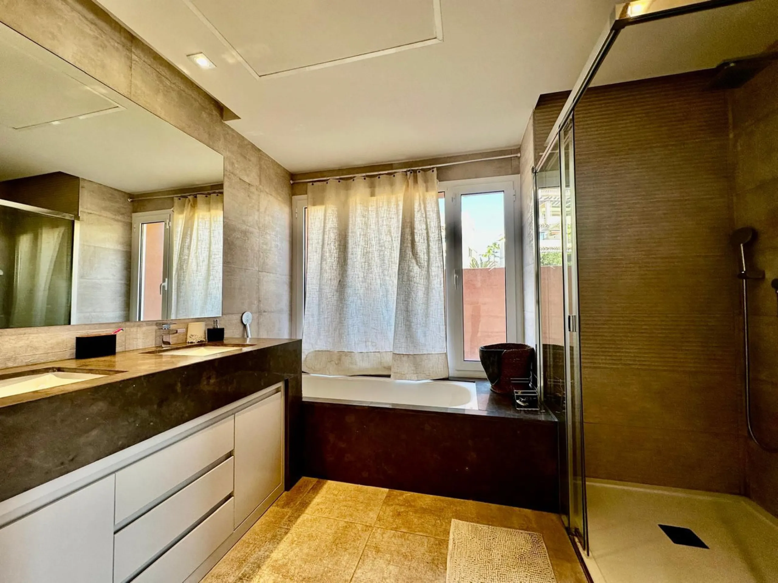 Spectacular duplex penthouse with 3 bedrooms and 3 bathrooms in an exclusive development in Nueva Andalucía, recently renovated combining elegance and comfort, on the main floor there are two spacious bedrooms and two bathrooms, a modern fully equipped ki