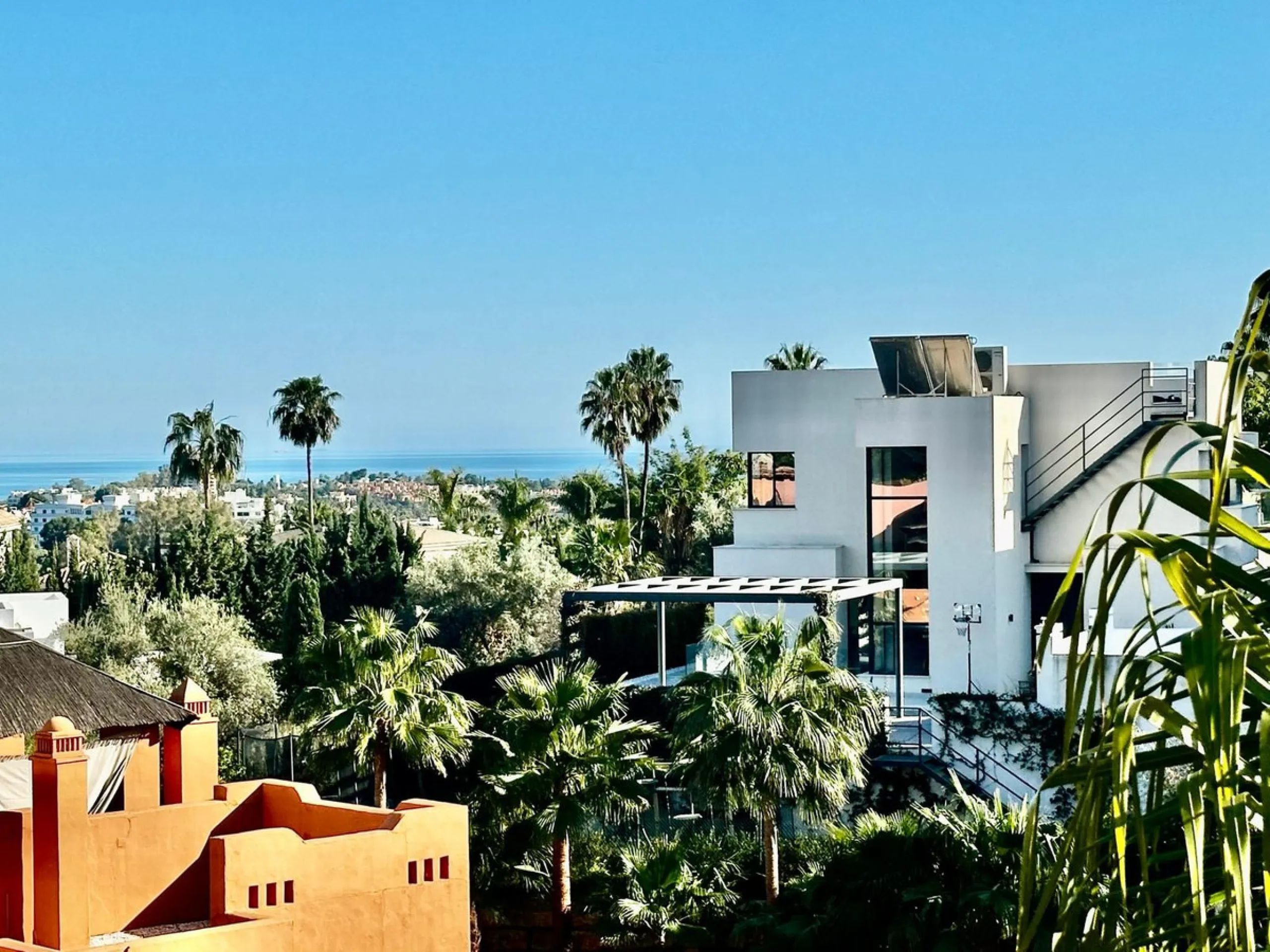 Spectacular duplex penthouse with 3 bedrooms and 3 bathrooms in an exclusive development in Nueva Andalucía, recently renovated combining elegance and comfort, on the main floor there are two spacious bedrooms and two bathrooms, a modern fully equipped ki
