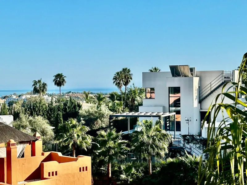 Spectacular duplex penthouse with 3 bedrooms and 3 bathrooms in an exclusive development in Nueva Andalucía, recently renovated combining elegance and comfort, on the main floor there are two spacious bedrooms and two bathrooms, a modern fully equipped ki