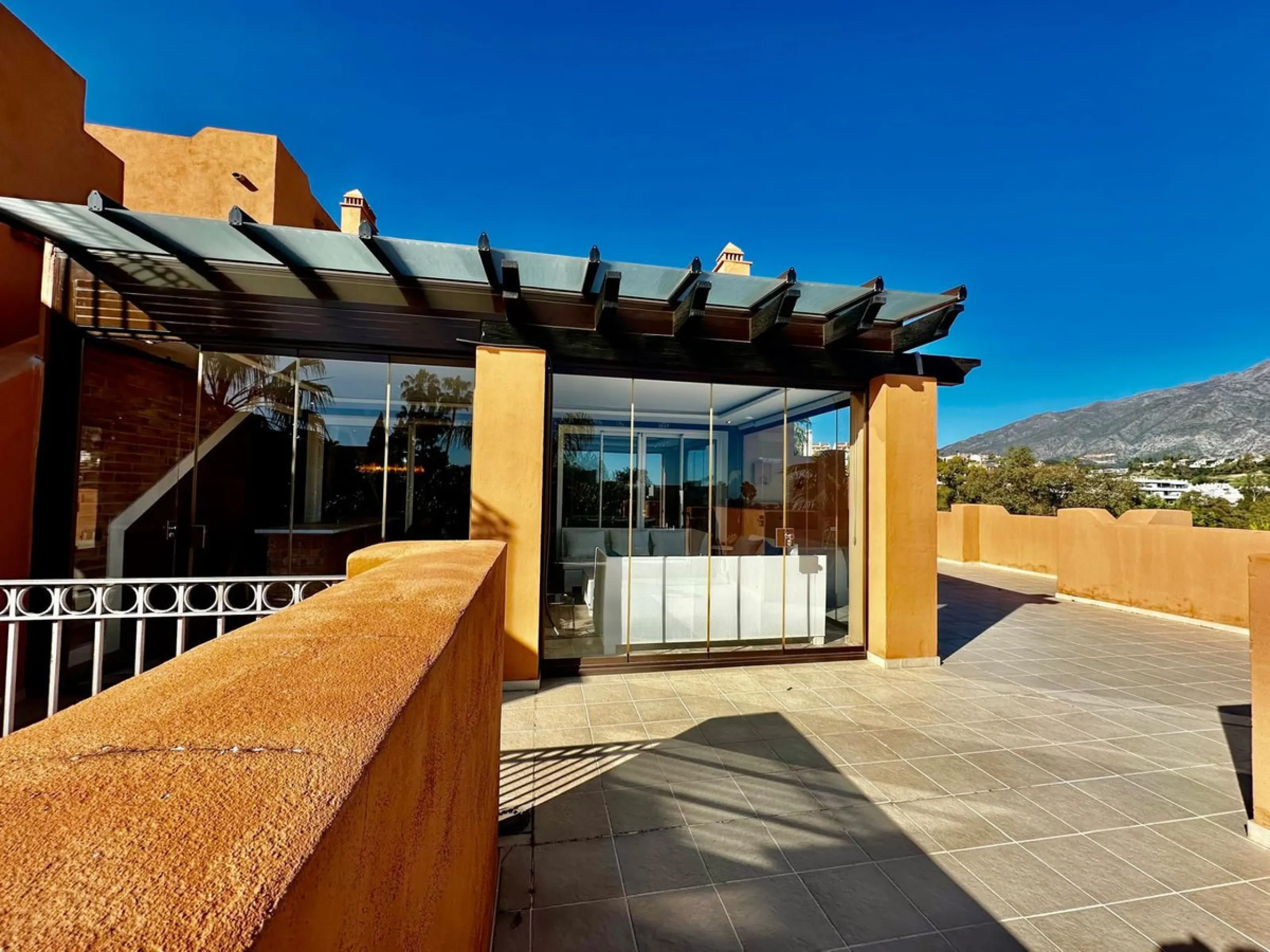 Spectacular duplex penthouse with 3 bedrooms and 3 bathrooms in an exclusive development in Nueva Andalucía, recently renovated combining elegance and comfort, on the main floor there are two spacious bedrooms and two bathrooms, a modern fully equipped ki