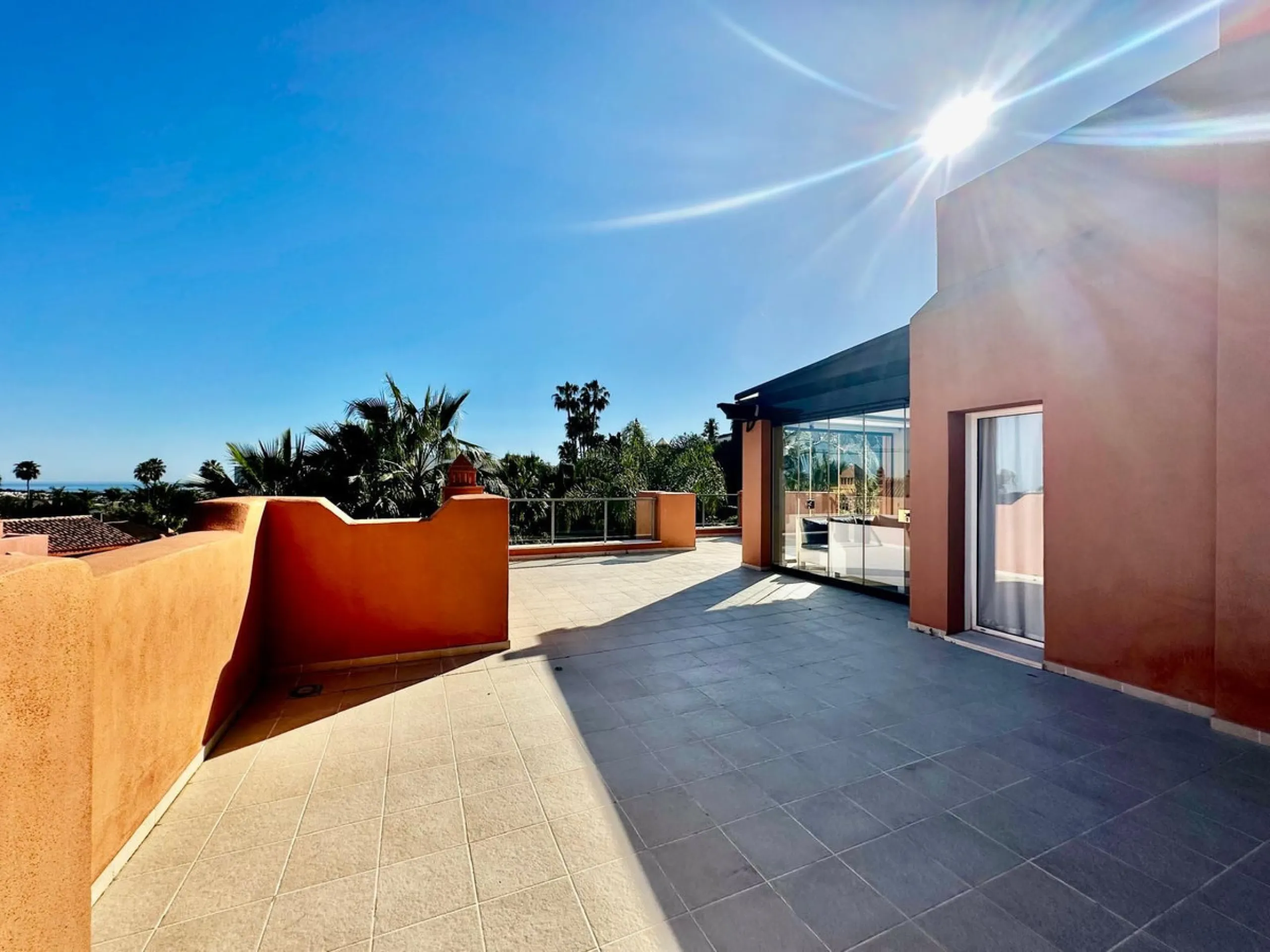 Spectacular duplex penthouse with 3 bedrooms and 3 bathrooms in an exclusive development in Nueva Andalucía, recently renovated combining elegance and comfort, on the main floor there are two spacious bedrooms and two bathrooms, a modern fully equipped ki