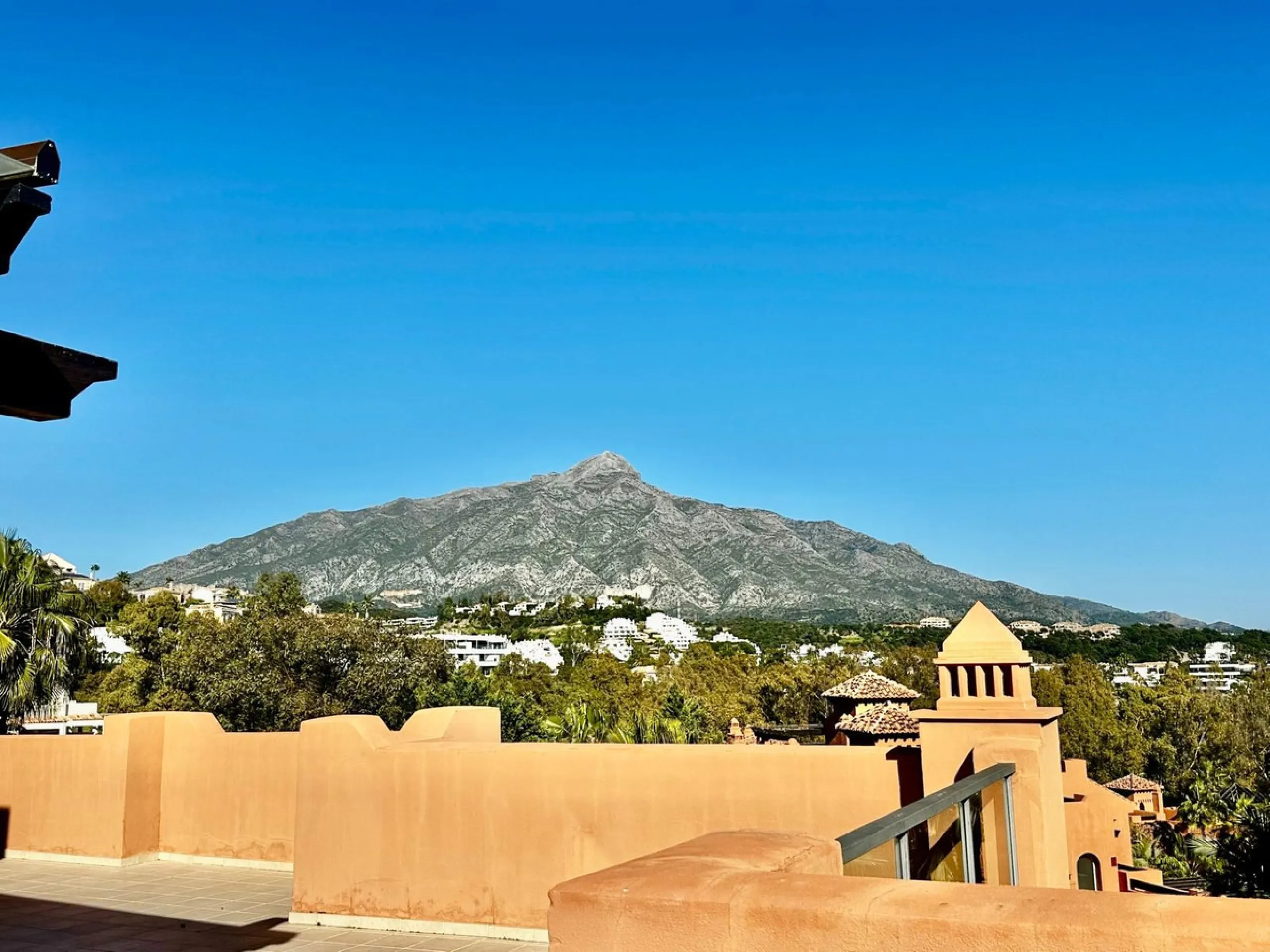 Spectacular duplex penthouse with 3 bedrooms and 3 bathrooms in an exclusive development in Nueva Andalucía, recently renovated combining elegance and comfort, on the main floor there are two spacious bedrooms and two bathrooms, a modern fully equipped ki