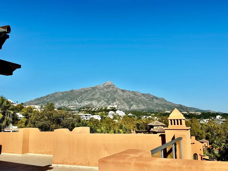 Spectacular duplex penthouse with 3 bedrooms and 3 bathrooms in an exclusive development in Nueva Andalucía, recently renovated combining elegance and comfort, on the main floor there are two spacious bedrooms and two bathrooms, a modern fully equipped ki