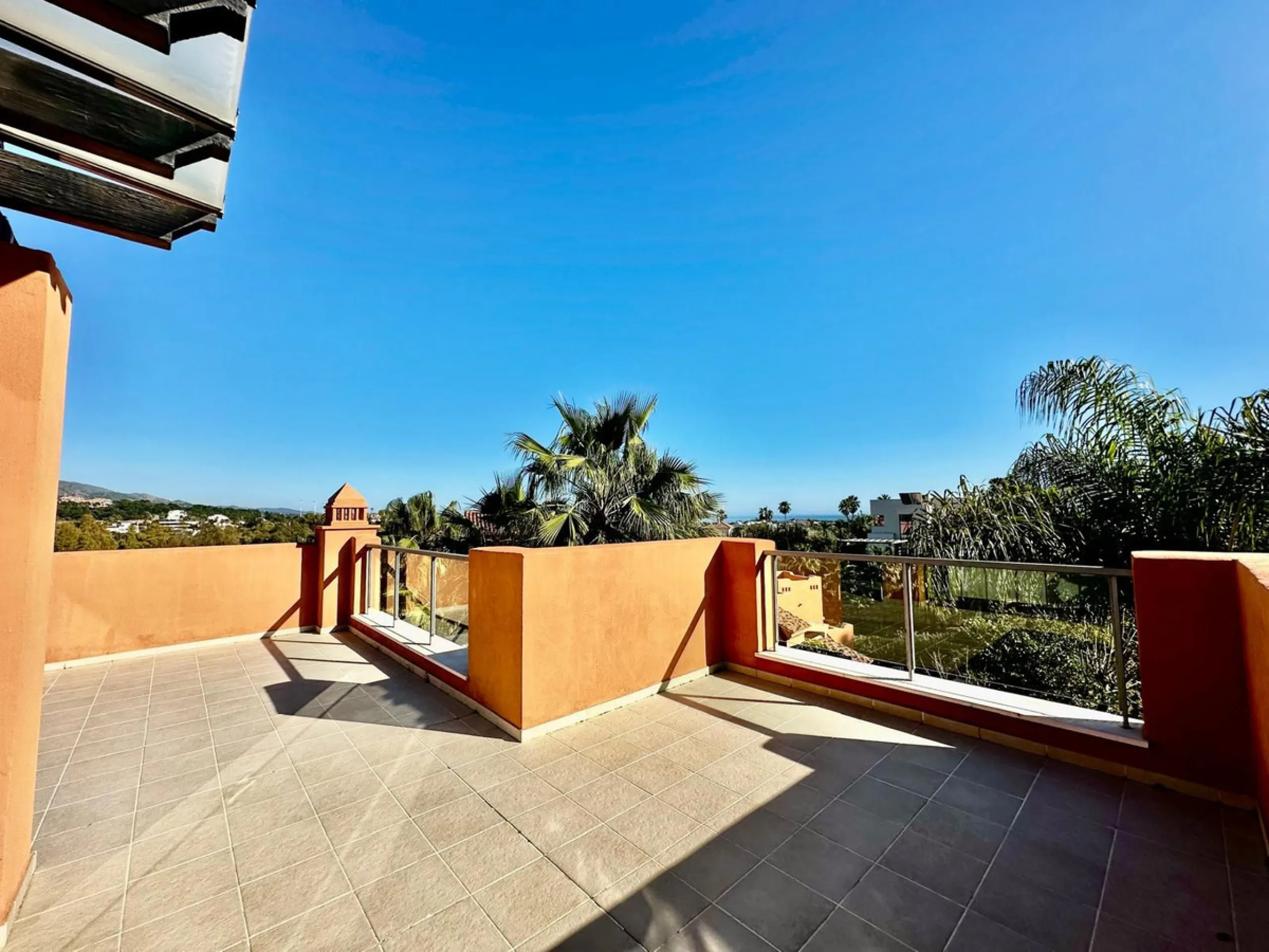 Spectacular duplex penthouse with 3 bedrooms and 3 bathrooms in an exclusive development in Nueva Andalucía, recently renovated combining elegance and comfort, on the main floor there are two spacious bedrooms and two bathrooms, a modern fully equipped ki
