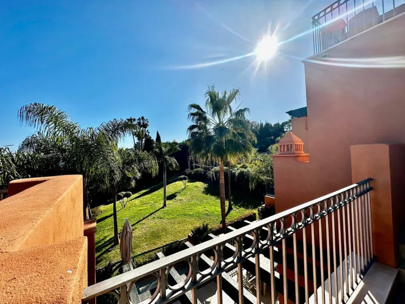 Spectacular duplex penthouse with 3 bedrooms and 3 bathrooms in an exclusive development in Nueva Andalucía, recently renovated combining elegance and comfort, on the main floor there are two spacious bedrooms and two bathrooms, a modern fully equipped ki