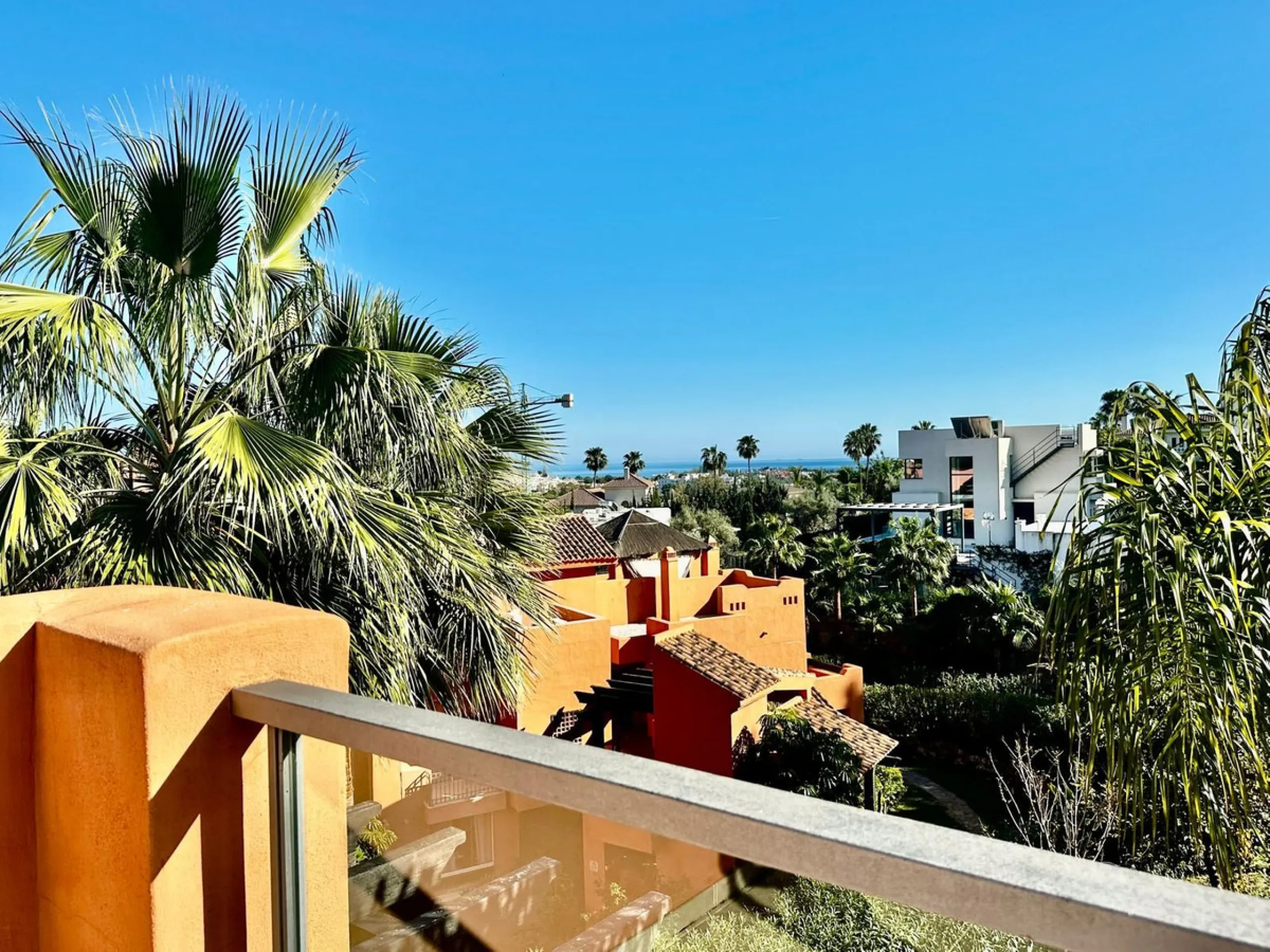 Spectacular duplex penthouse with 3 bedrooms and 3 bathrooms in an exclusive development in Nueva Andalucía, recently renovated combining elegance and comfort, on the main floor there are two spacious bedrooms and two bathrooms, a modern fully equipped ki