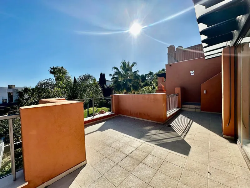 Spectacular duplex penthouse with 3 bedrooms and 3 bathrooms in an exclusive development in Nueva Andalucía, recently renovated combining elegance and comfort, on the main floor there are two spacious bedrooms and two bathrooms, a modern fully equipped ki