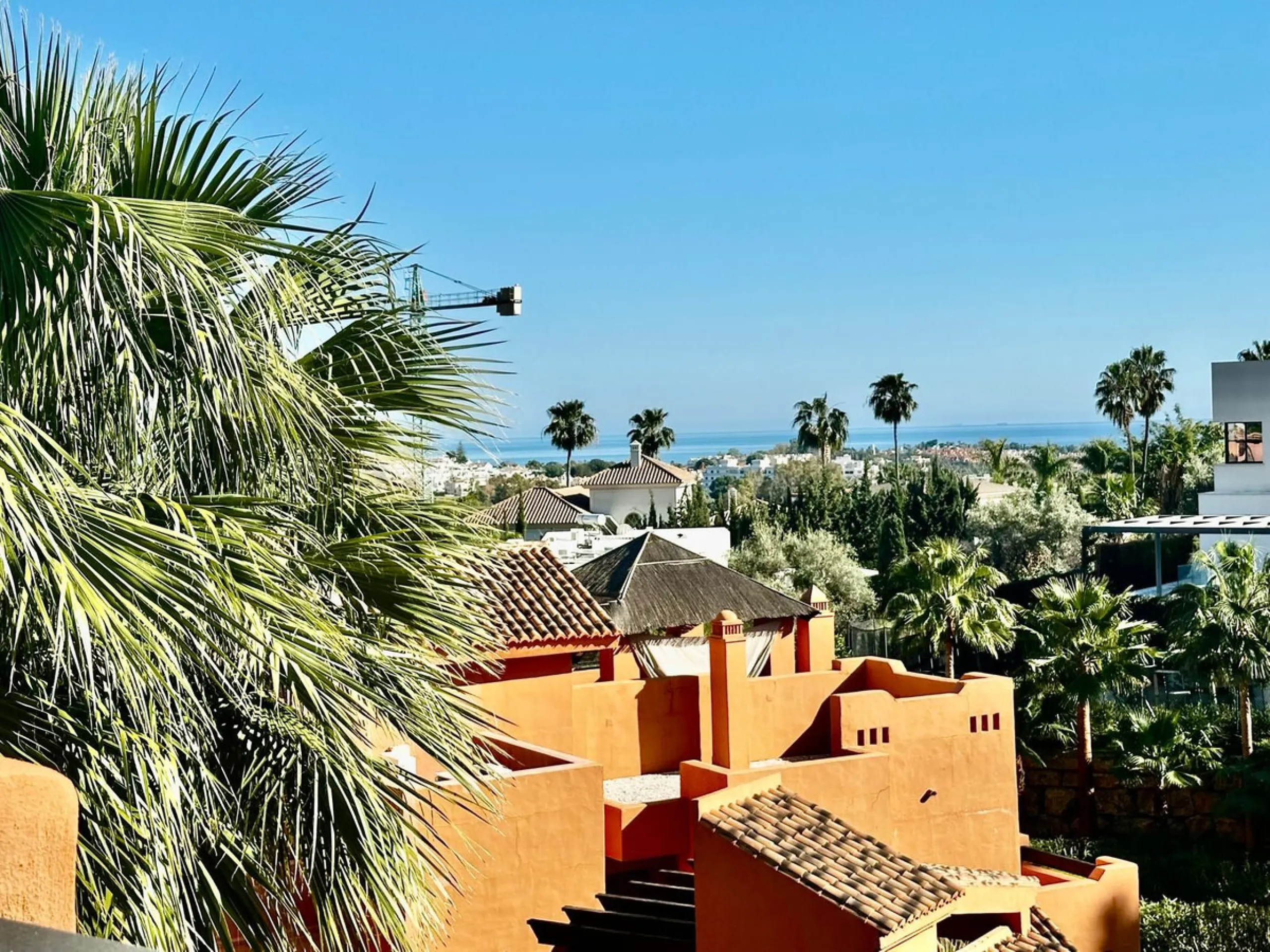 Spectacular duplex penthouse with 3 bedrooms and 3 bathrooms in an exclusive development in Nueva Andalucía, recently renovated combining elegance and comfort, on the main floor there are two spacious bedrooms and two bathrooms, a modern fully equipped ki