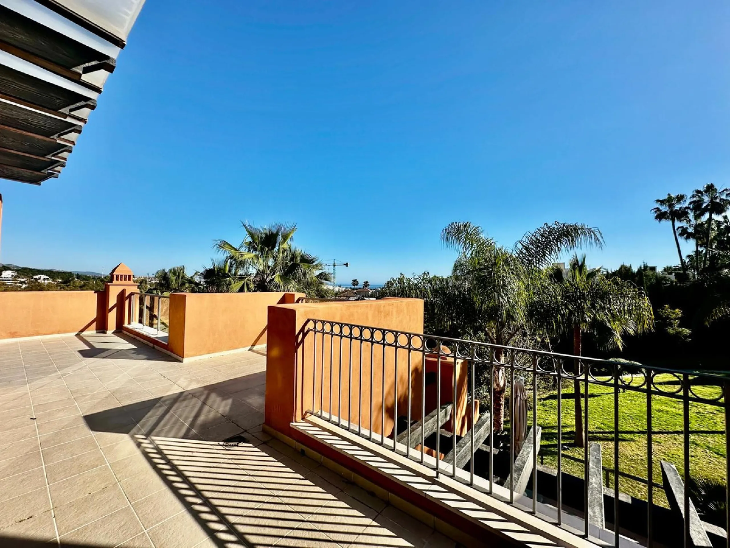 Spectacular duplex penthouse with 3 bedrooms and 3 bathrooms in an exclusive development in Nueva Andalucía, recently renovated combining elegance and comfort, on the main floor there are two spacious bedrooms and two bathrooms, a modern fully equipped ki