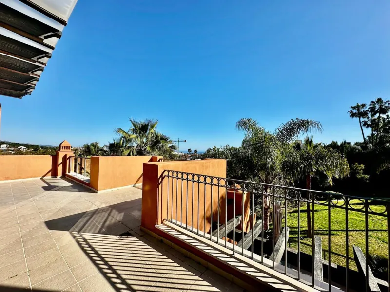 Spectacular duplex penthouse with 3 bedrooms and 3 bathrooms in an exclusive development in Nueva Andalucía, recently renovated combining elegance and comfort, on the main floor there are two spacious bedrooms and two bathrooms, a modern fully equipped ki