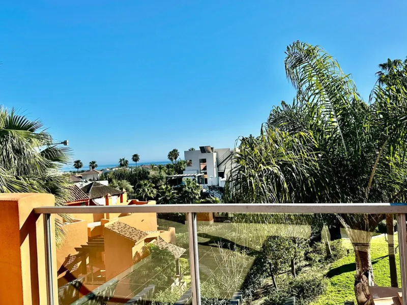 Spectacular duplex penthouse with 3 bedrooms and 3 bathrooms in an exclusive development in Nueva Andalucía, recently renovated combining elegance and comfort, on the main floor there are two spacious bedrooms and two bathrooms, a modern fully equipped ki