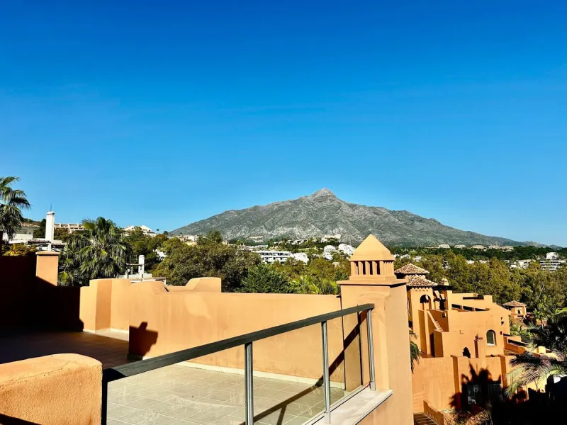 Spectacular duplex penthouse with 3 bedrooms and 3 bathrooms in an exclusive development in Nueva Andalucía, recently renovated combining elegance and comfort, on the main floor there are two spacious bedrooms and two bathrooms, a modern fully equipped ki