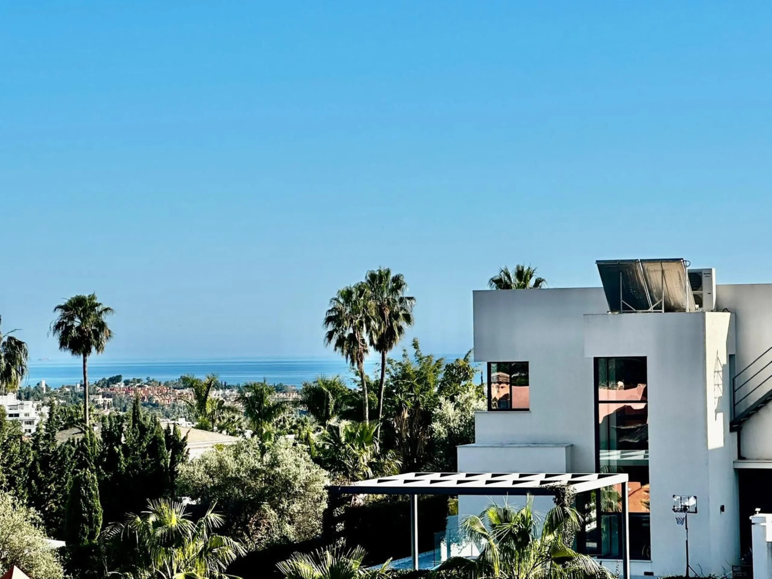 Spectacular duplex penthouse with 3 bedrooms and 3 bathrooms in an exclusive development in Nueva Andalucía, recently renovated combining elegance and comfort, on the main floor there are two spacious bedrooms and two bathrooms, a modern fully equipped ki