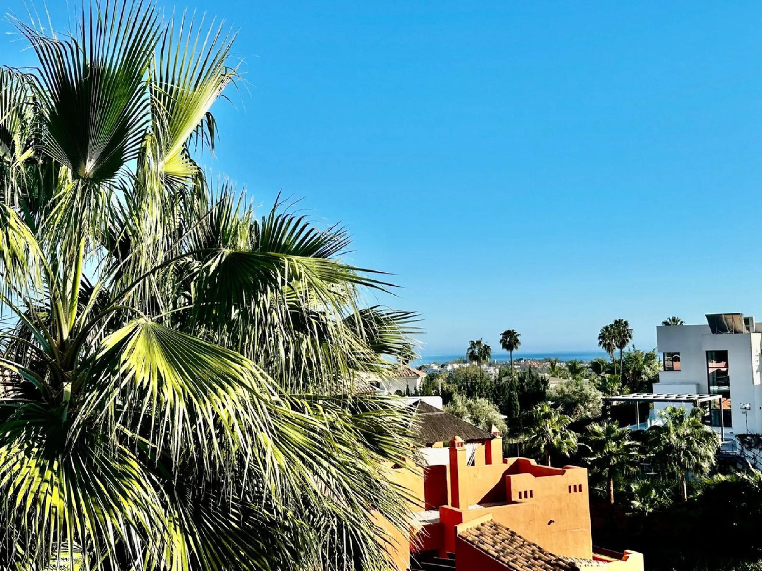 Spectacular duplex penthouse with 3 bedrooms and 3 bathrooms in an exclusive development in Nueva Andalucía, recently renovated combining elegance and comfort, on the main floor there are two spacious bedrooms and two bathrooms, a modern fully equipped ki