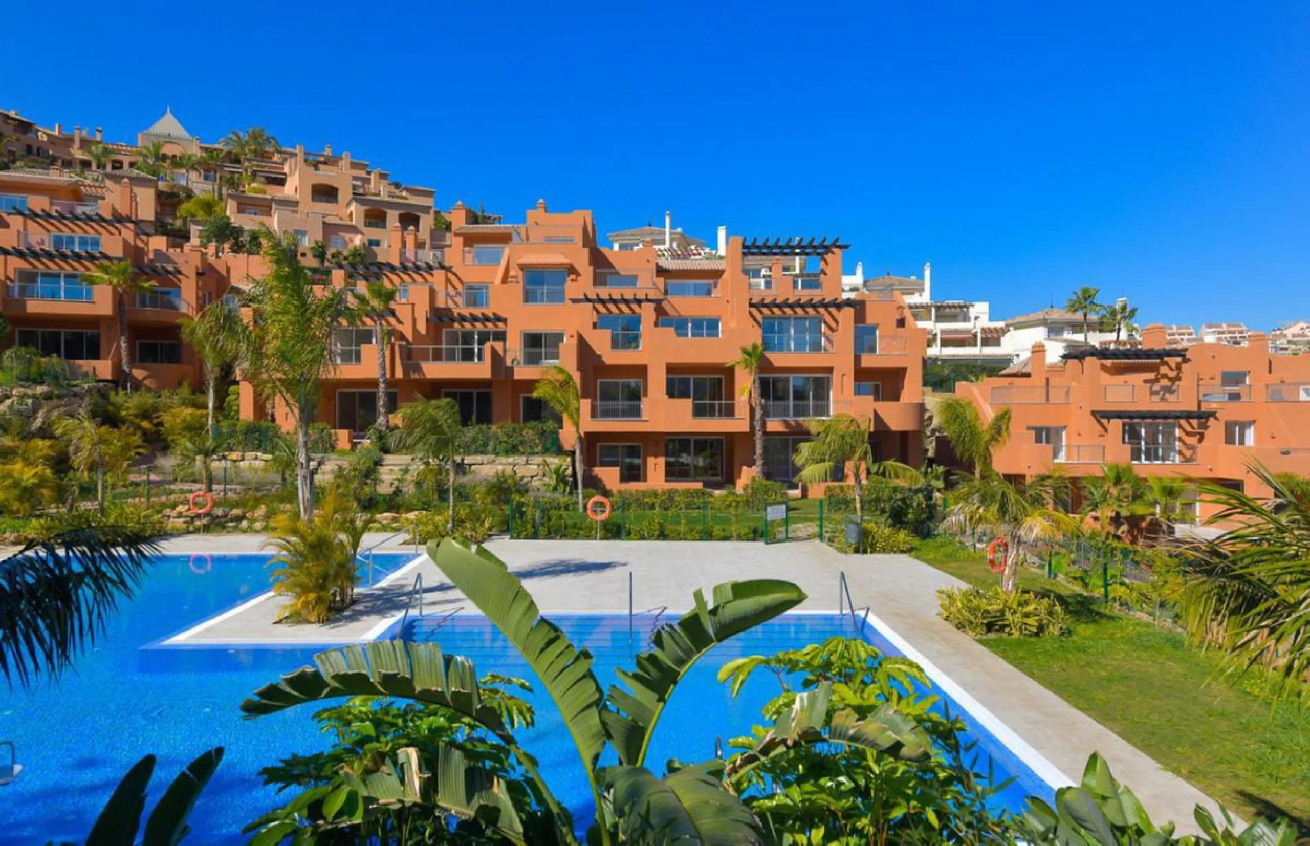 Spectacular duplex penthouse with 3 bedrooms and 3 bathrooms in an exclusive development in Nueva Andalucía, recently renovated combining elegance and comfort, on the main floor there are two spacious bedrooms and two bathrooms, a modern fully equipped ki