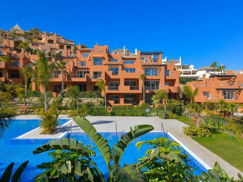 Spectacular duplex penthouse with 3 bedrooms and 3 bathrooms in an exclusive development in Nueva Andalucía, recently renovated combining elegance and comfort, on the main floor there are two spacious bedrooms and two bathrooms, a modern fully equipped ki