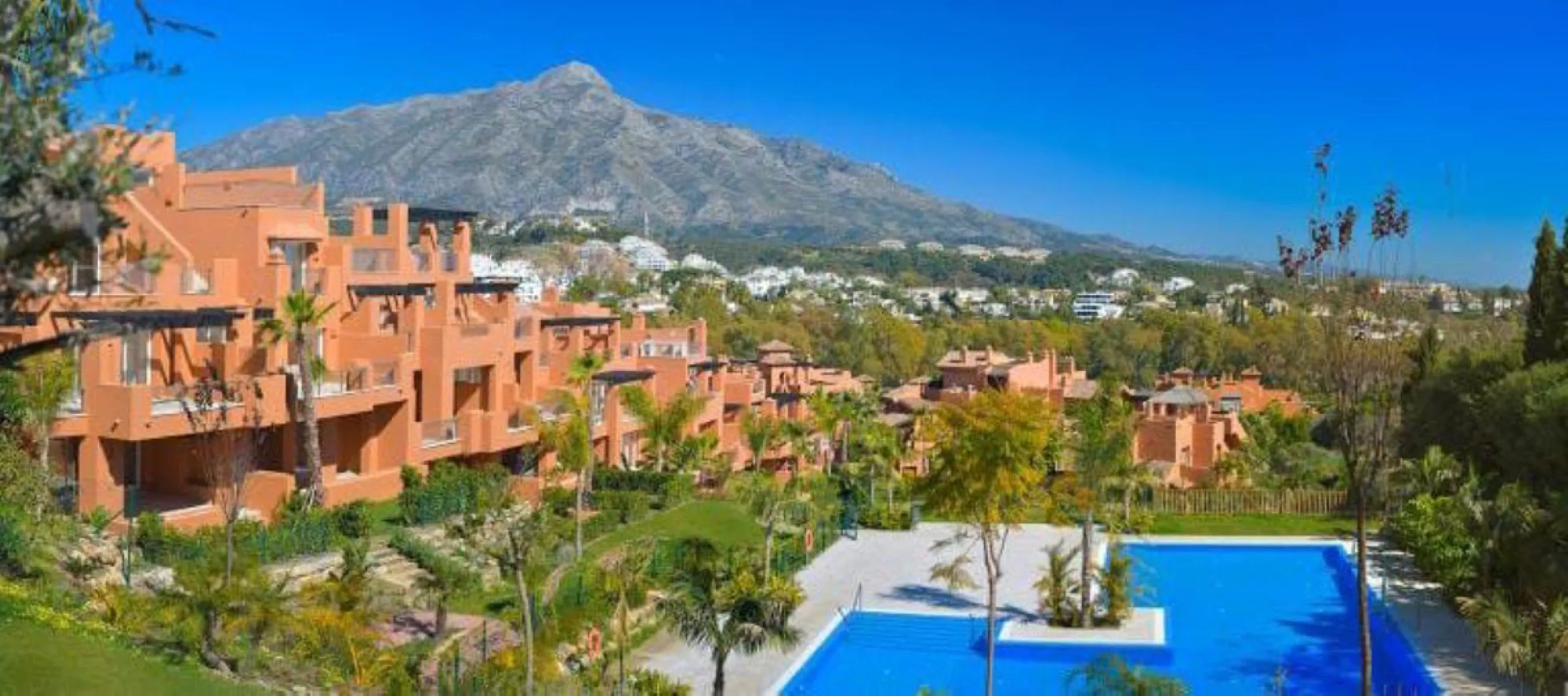 Spectacular duplex penthouse with 3 bedrooms and 3 bathrooms in an exclusive development in Nueva Andalucía, recently renovated combining elegance and comfort, on the main floor there are two spacious bedrooms and two bathrooms, a modern fully equipped ki