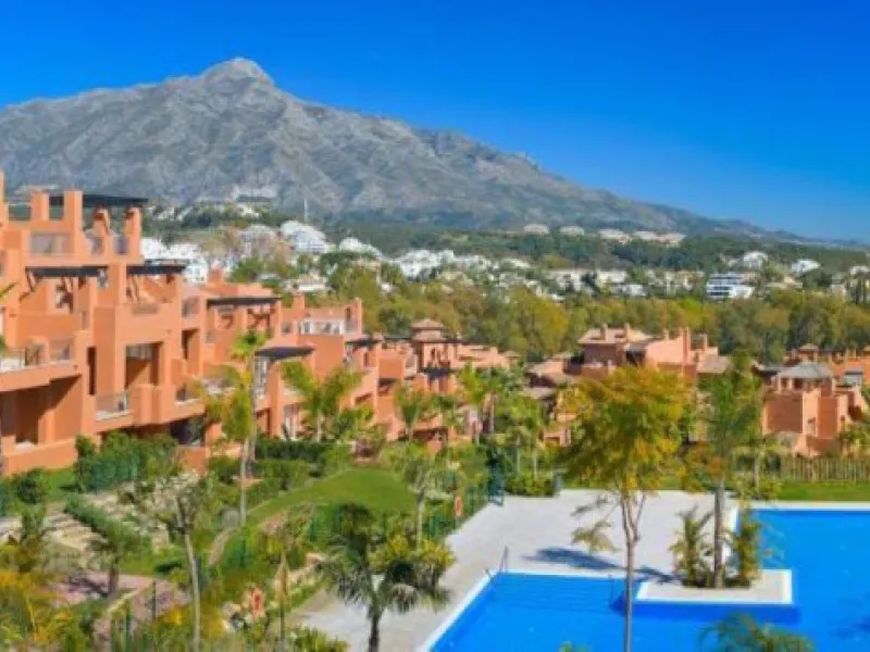 Spectacular duplex penthouse with 3 bedrooms and 3 bathrooms in an exclusive development in Nueva Andalucía, recently renovated combining elegance and comfort, on the main floor there are two spacious bedrooms and two bathrooms, a modern fully equipped ki