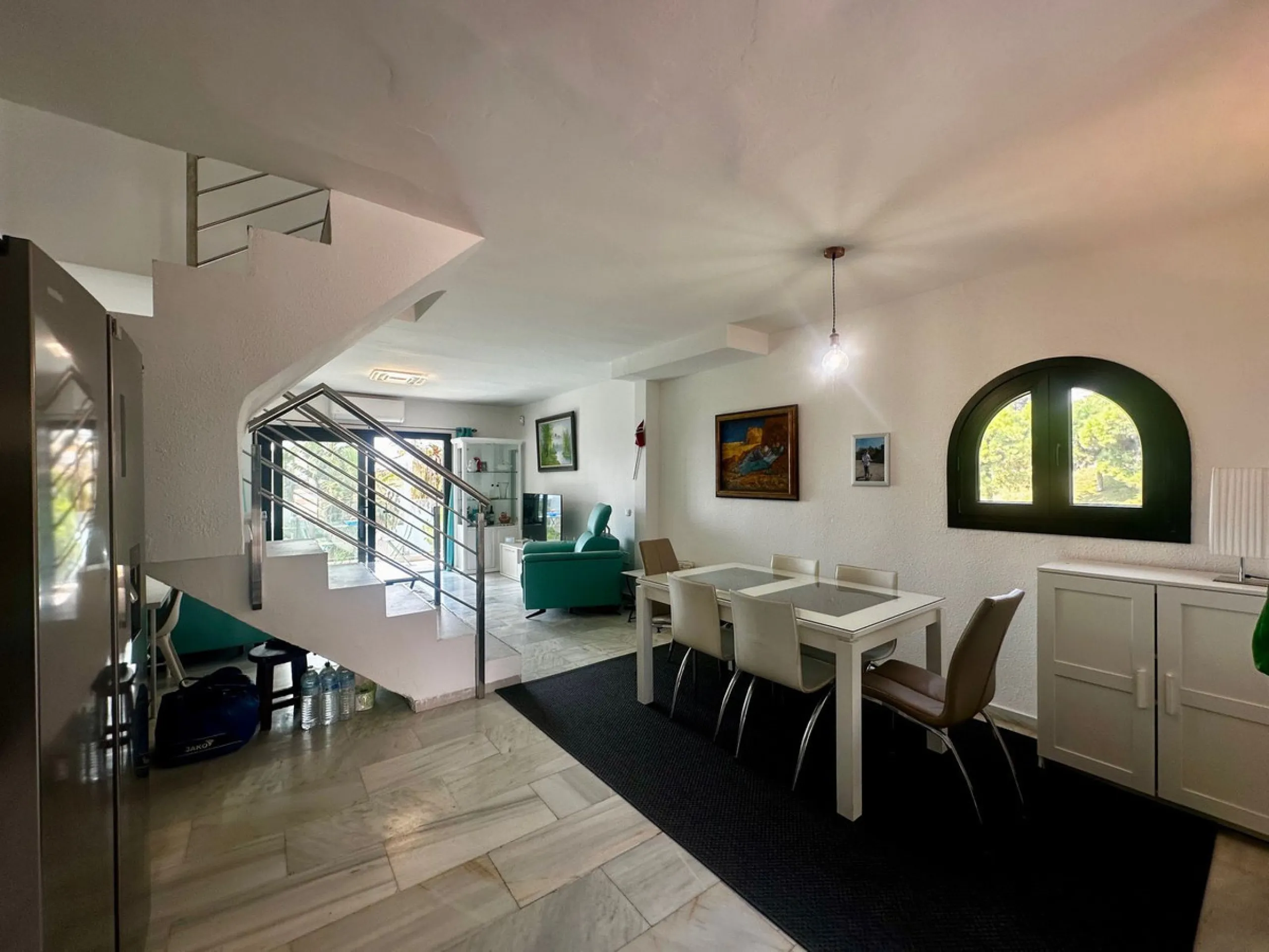 Charming semi-detached house in Calahonda, located on the first line of a golf course within a quiet residential area with a communal pool and beautifully maintained gardens.