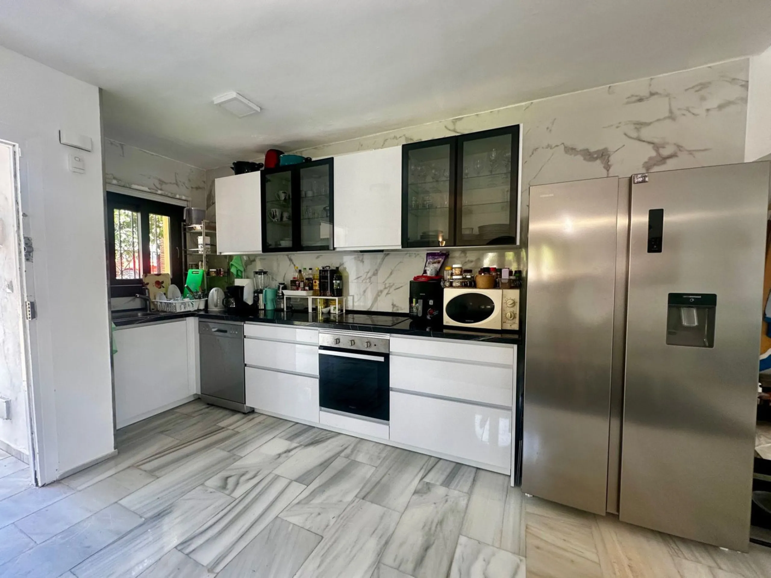 Charming semi-detached house in Calahonda, located on the first line of a golf course within a quiet residential area with a communal pool and beautifully maintained gardens.