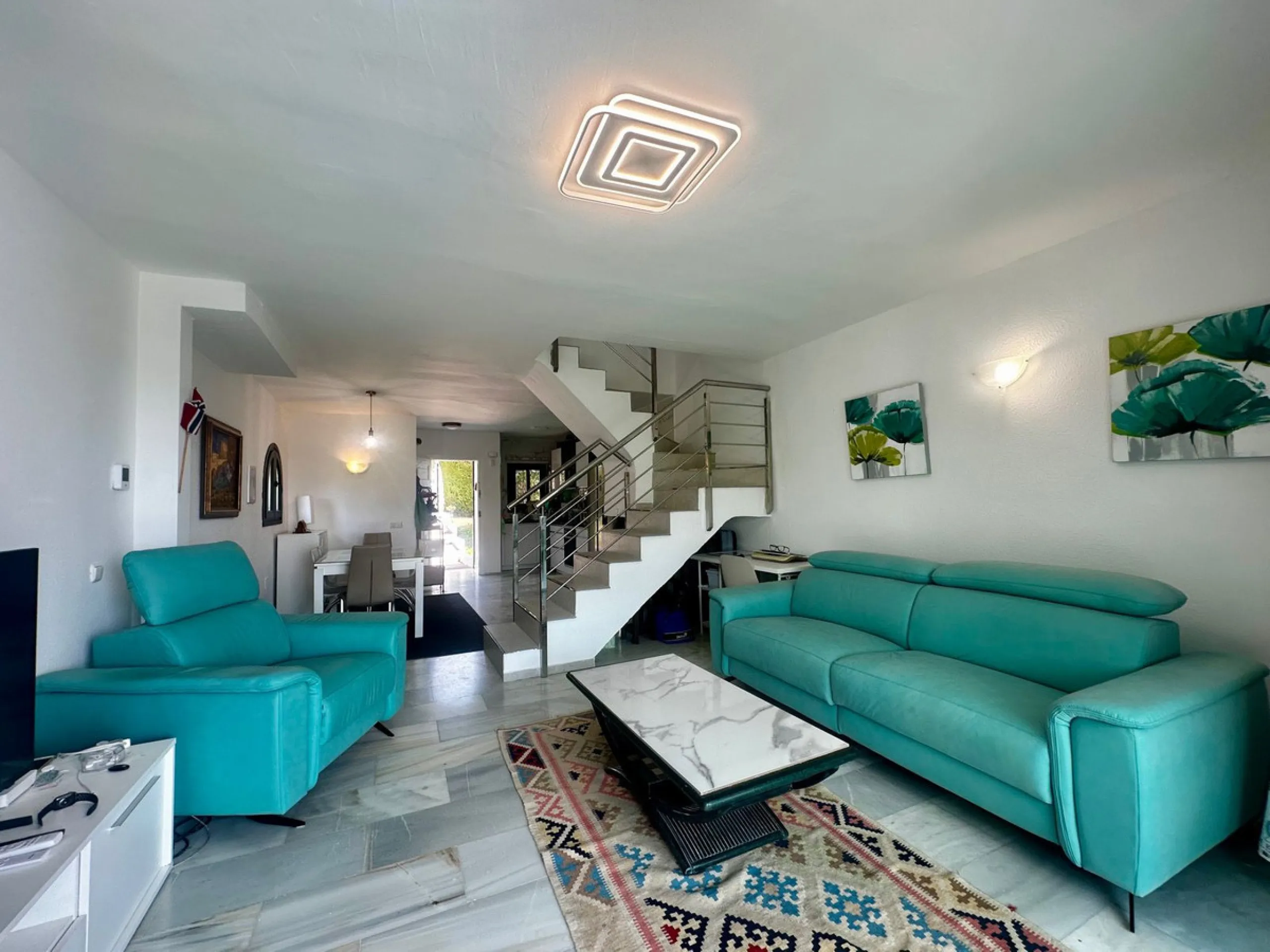Charming semi-detached house in Calahonda, located on the first line of a golf course within a quiet residential area with a communal pool and beautifully maintained gardens.