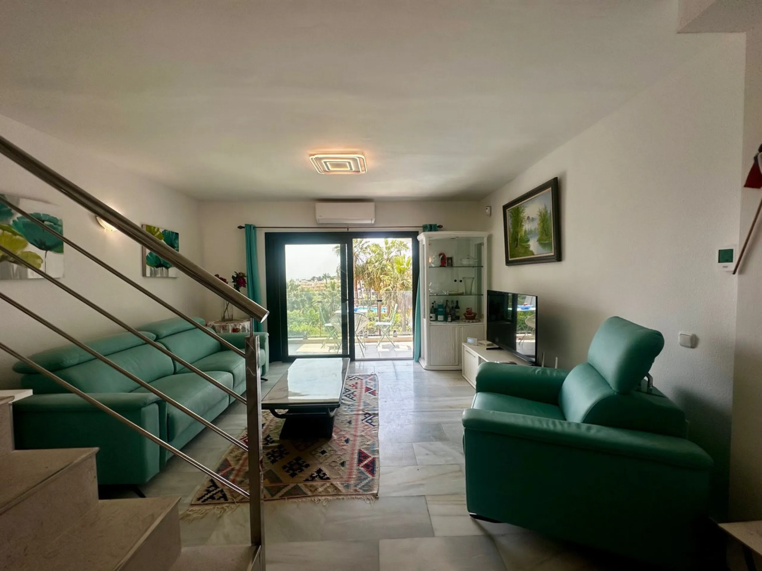 Charming semi-detached house in Calahonda, located on the first line of a golf course within a quiet residential area with a communal pool and beautifully maintained gardens.