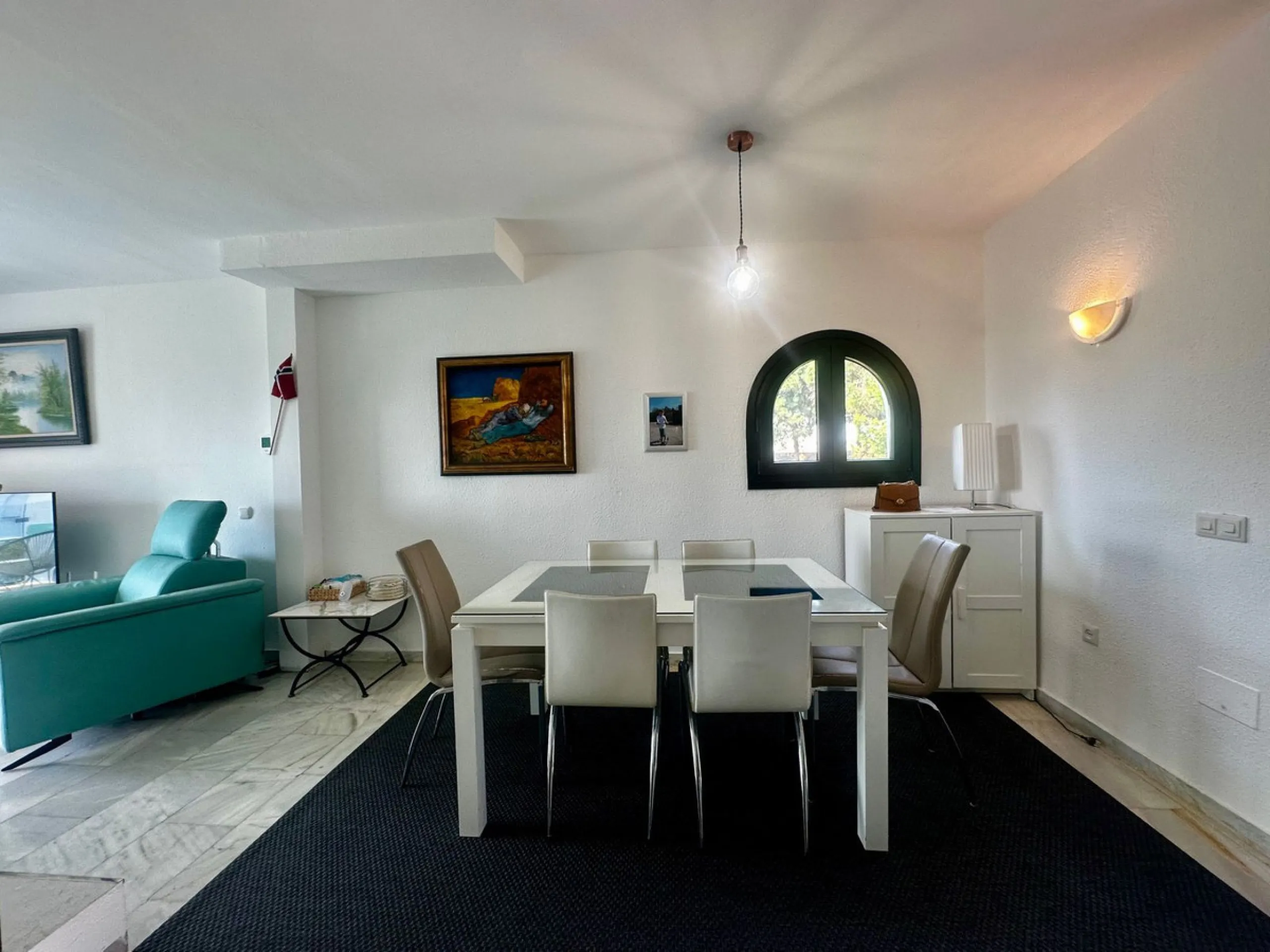 Charming semi-detached house in Calahonda, located on the first line of a golf course within a quiet residential area with a communal pool and beautifully maintained gardens.