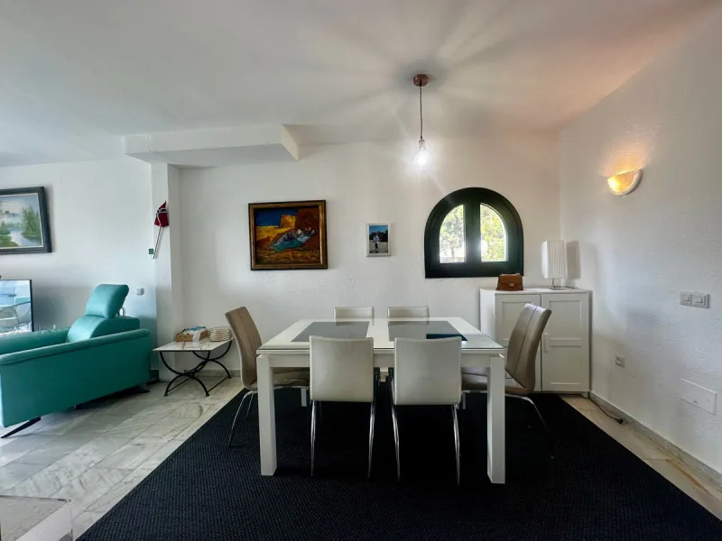 Charming semi-detached house in Calahonda, located on the first line of a golf course within a quiet residential area with a communal pool and beautifully maintained gardens.