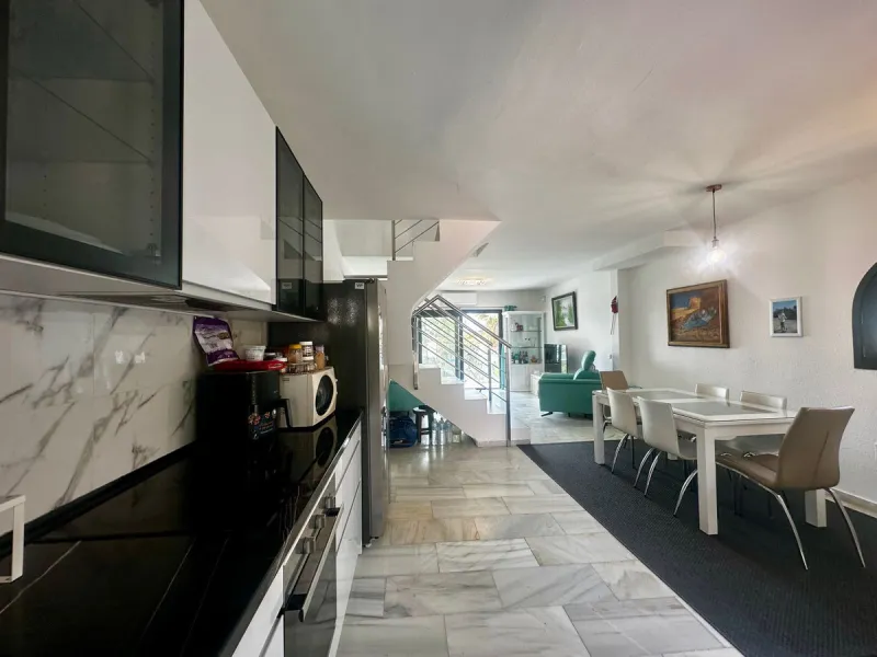 Charming semi-detached house in Calahonda, located on the first line of a golf course within a quiet residential area with a communal pool and beautifully maintained gardens.