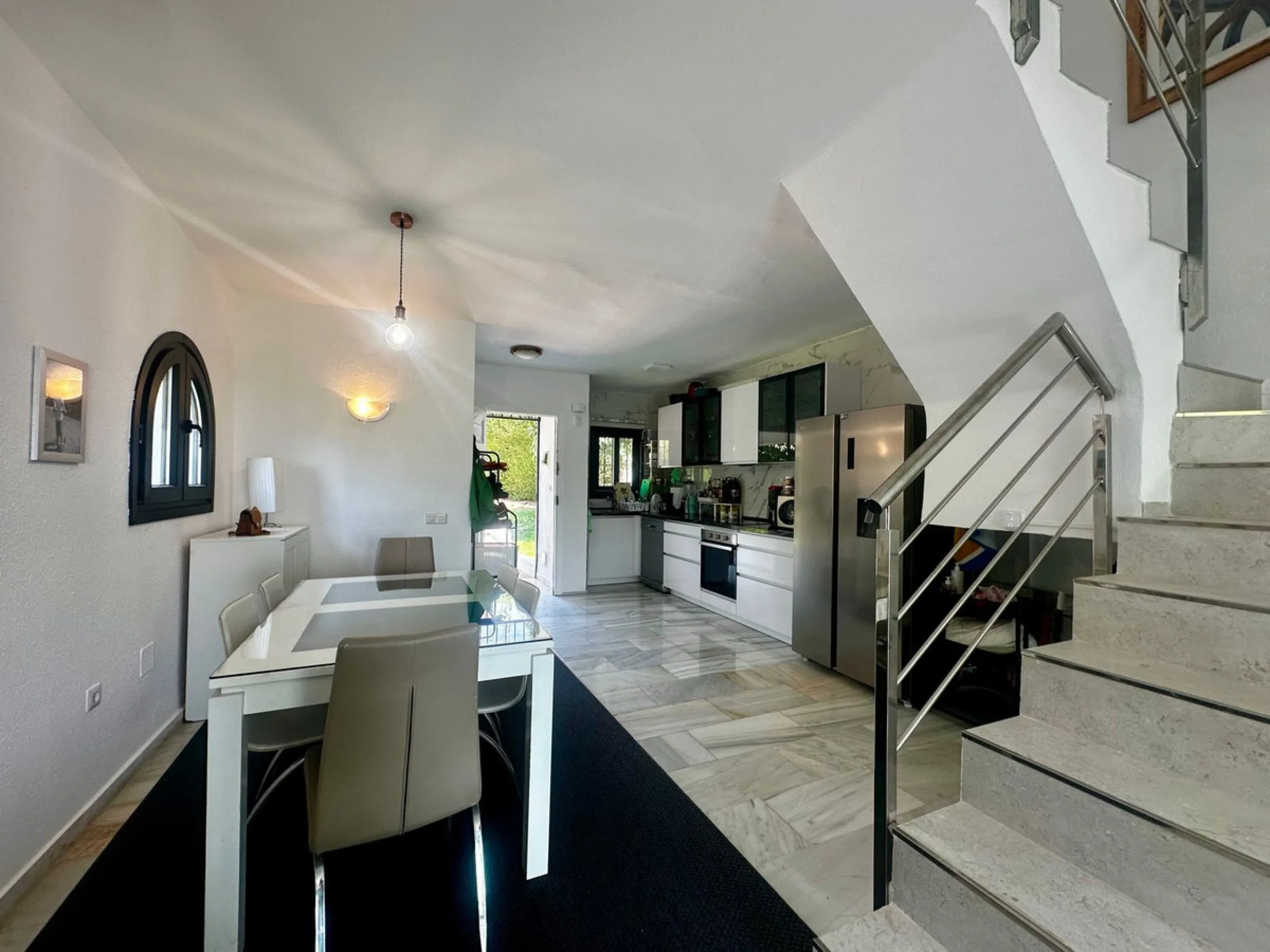 Charming semi-detached house in Calahonda, located on the first line of a golf course within a quiet residential area with a communal pool and beautifully maintained gardens.