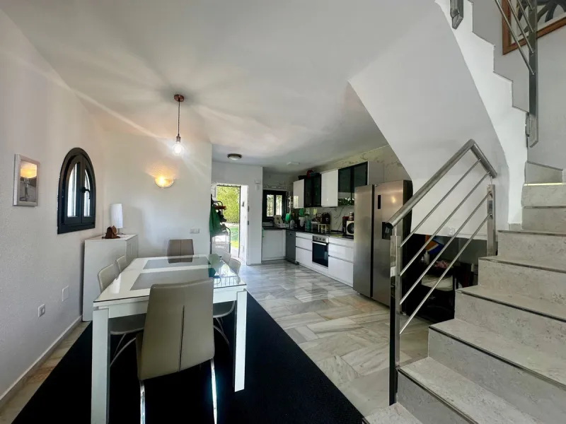 Charming semi-detached house in Calahonda, located on the first line of a golf course within a quiet residential area with a communal pool and beautifully maintained gardens.