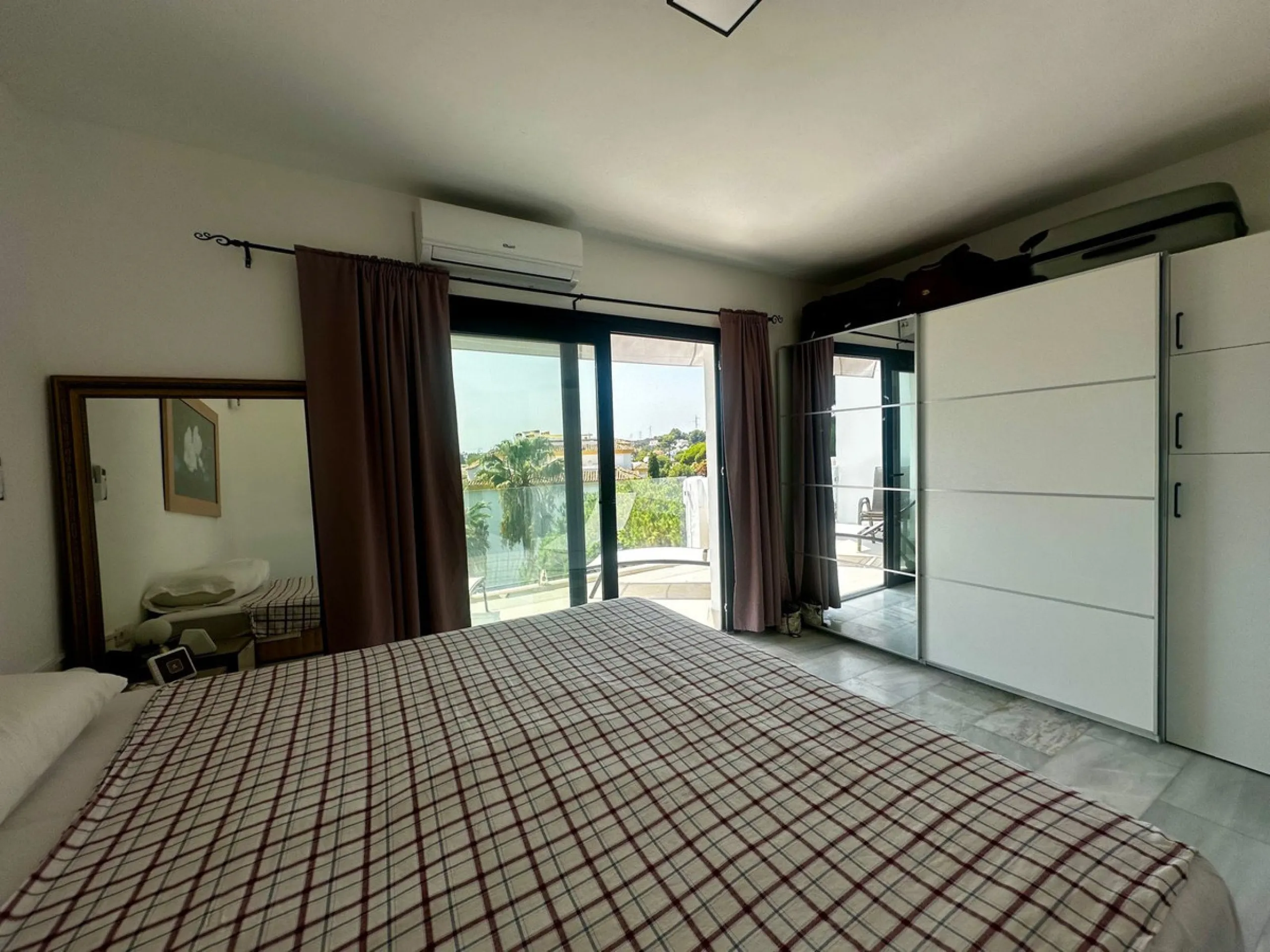 Charming semi-detached house in Calahonda, located on the first line of a golf course within a quiet residential area with a communal pool and beautifully maintained gardens.