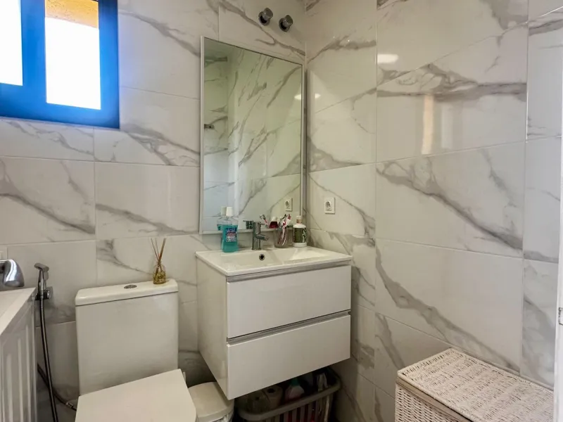 Charming semi-detached house in Calahonda, located on the first line of a golf course within a quiet residential area with a communal pool and beautifully maintained gardens.