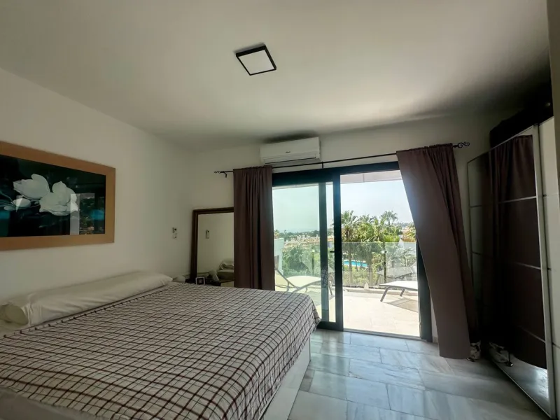 Charming semi-detached house in Calahonda, located on the first line of a golf course within a quiet residential area with a communal pool and beautifully maintained gardens.