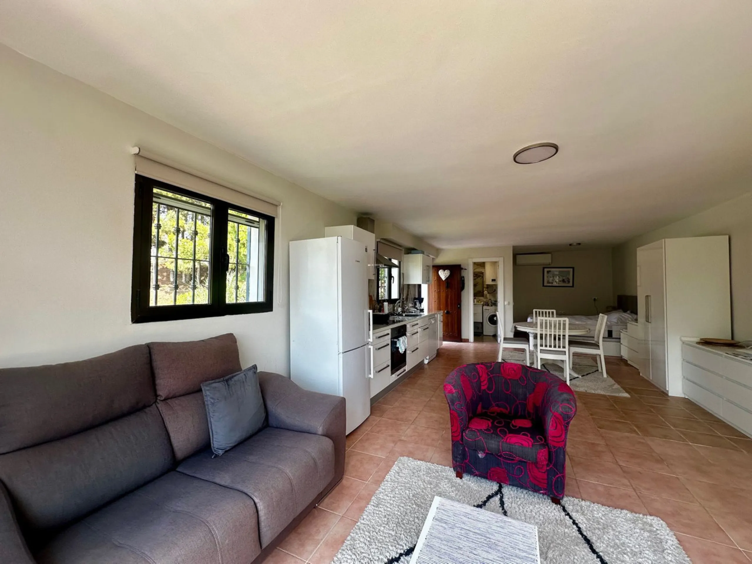 Charming semi-detached house in Calahonda, located on the first line of a golf course within a quiet residential area with a communal pool and beautifully maintained gardens.