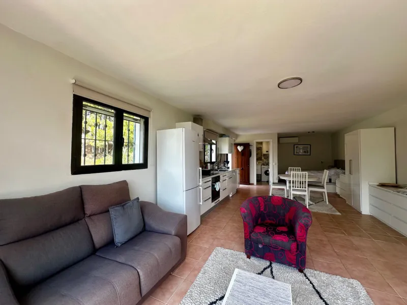 Charming semi-detached house in Calahonda, located on the first line of a golf course within a quiet residential area with a communal pool and beautifully maintained gardens.
