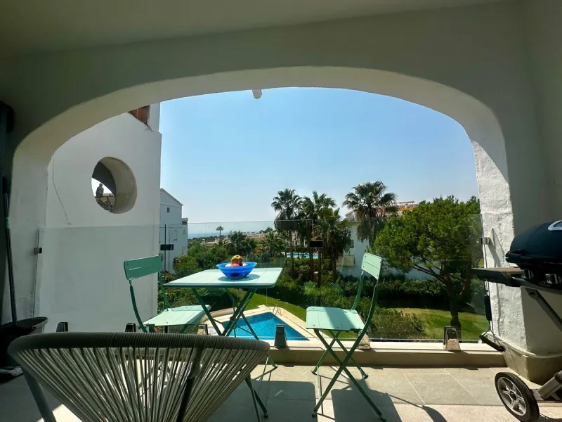 Charming semi-detached house in Calahonda, located on the first line of a golf course within a quiet residential area with a communal pool and beautifully maintained gardens.
