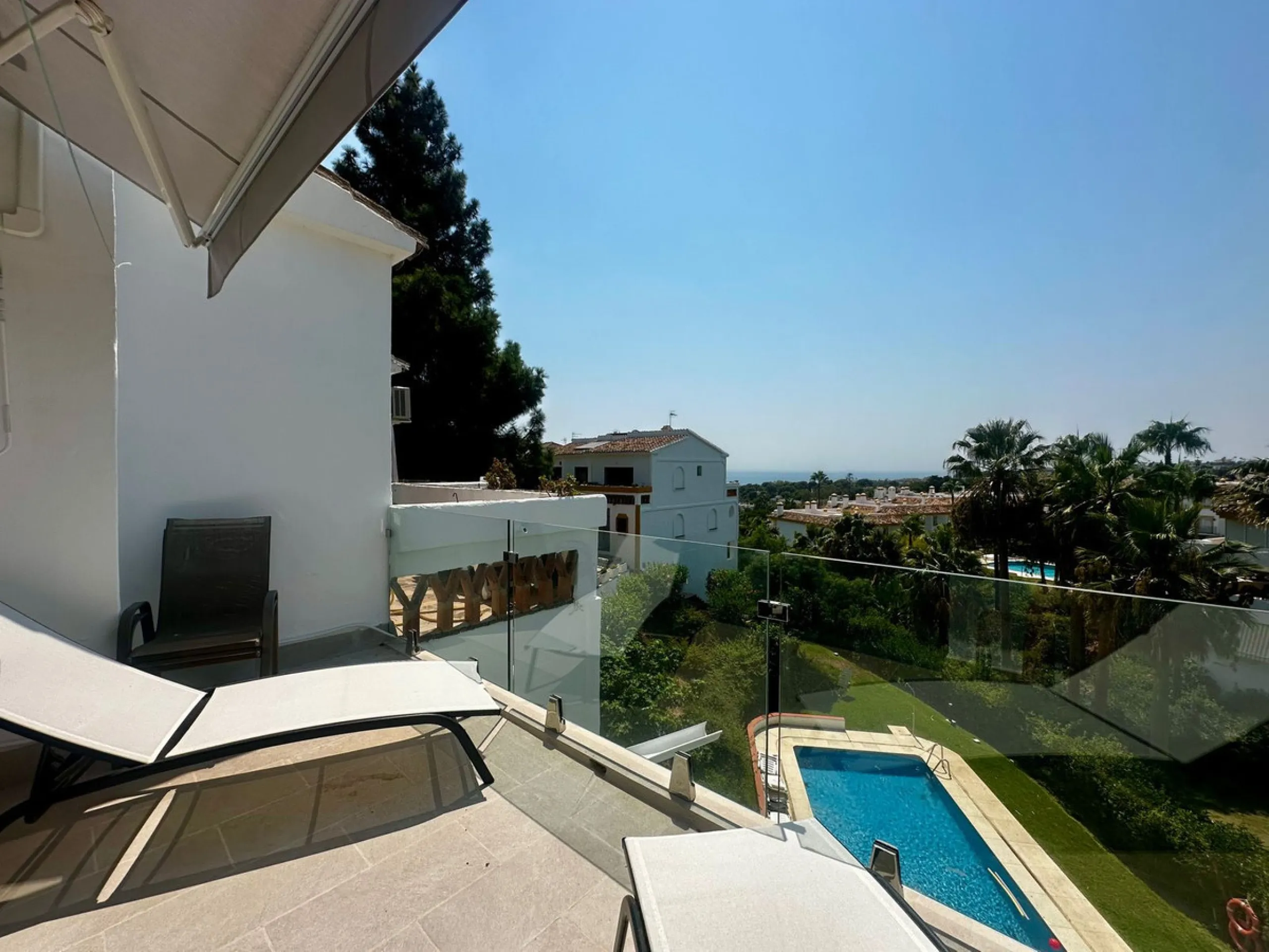 Charming semi-detached house in Calahonda, located on the first line of a golf course within a quiet residential area with a communal pool and beautifully maintained gardens.