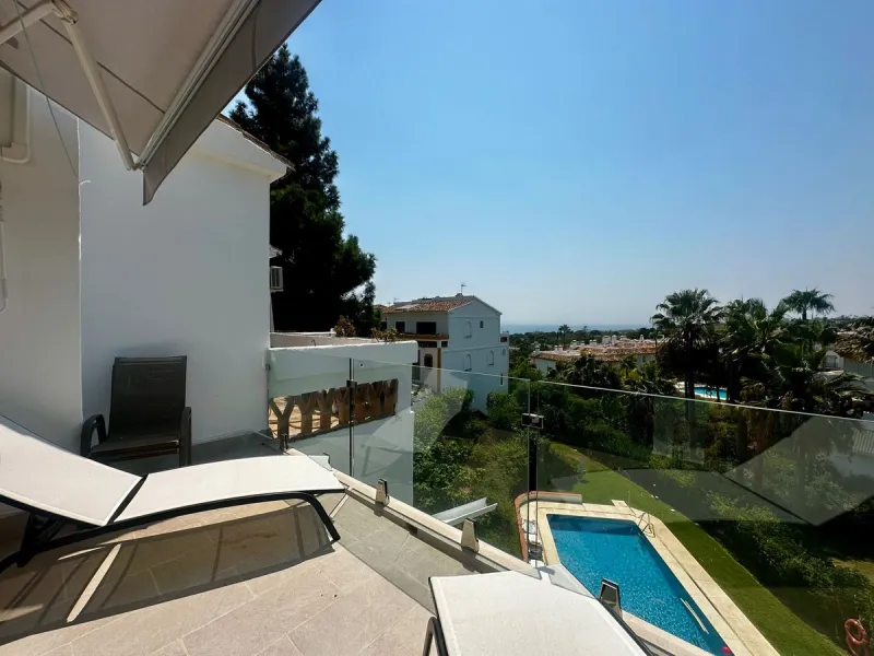 Charming semi-detached house in Calahonda, located on the first line of a golf course within a quiet residential area with a communal pool and beautifully maintained gardens.