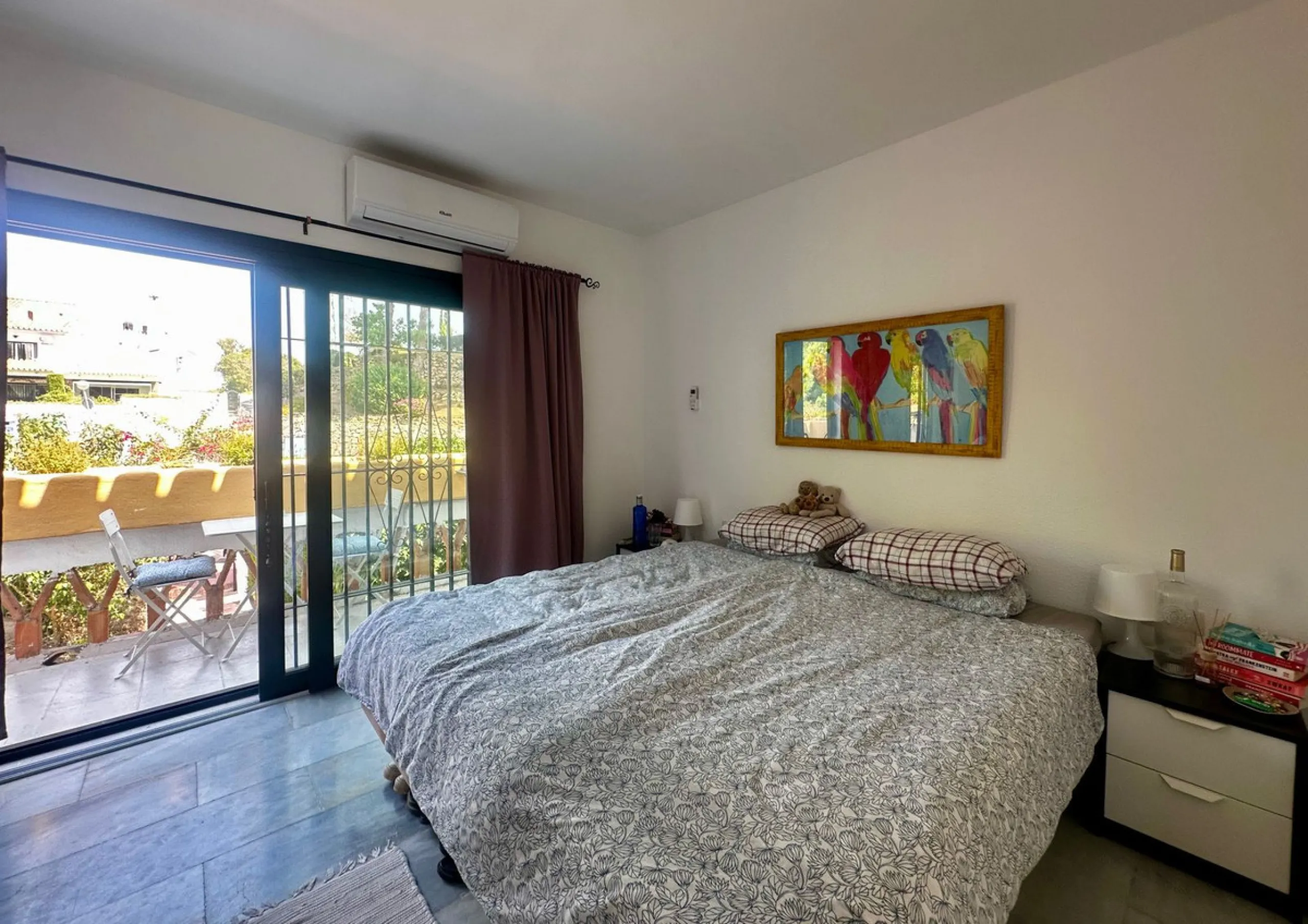 Charming semi-detached house in Calahonda, located on the first line of a golf course within a quiet residential area with a communal pool and beautifully maintained gardens.