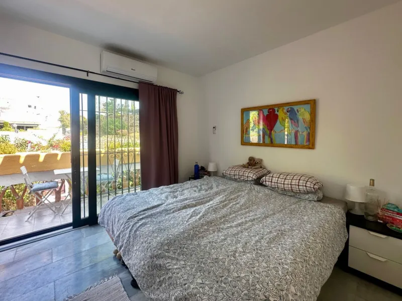 Charming semi-detached house in Calahonda, located on the first line of a golf course within a quiet residential area with a communal pool and beautifully maintained gardens.