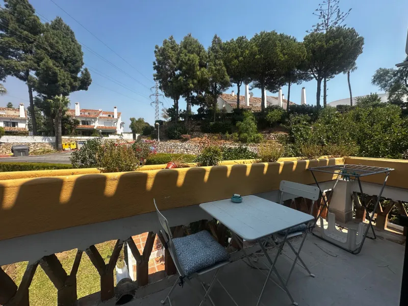 Charming semi-detached house in Calahonda, located on the first line of a golf course within a quiet residential area with a communal pool and beautifully maintained gardens.