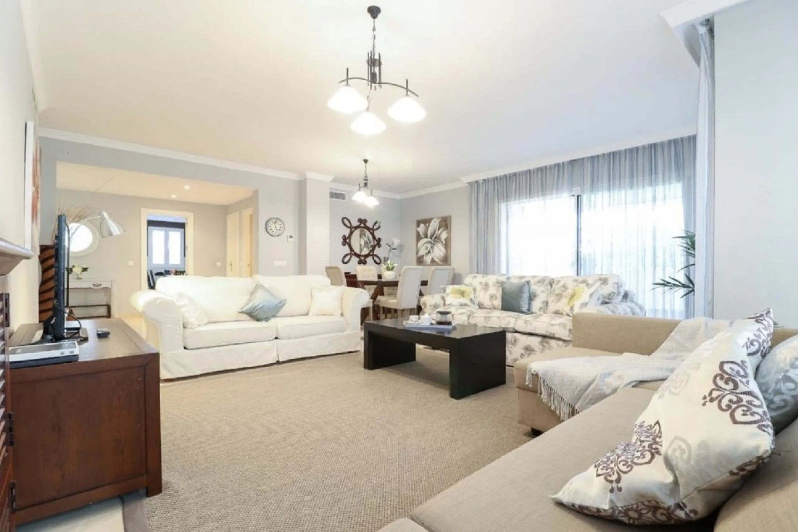 Beautiful and comfortable ground-floor apartment located in a quiet beachside development in San Pedro. Its excellent location allows you to reach the beach in just a 5-minute walk, while all amenities, restaurants and the charming seaside promenade are a