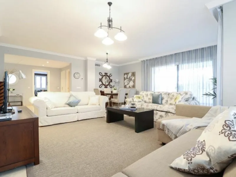 Beautiful and comfortable ground-floor apartment located in a quiet beachside development in San Pedro. Its excellent location allows you to reach the beach in just a 5-minute walk, while all amenities, restaurants and the charming seaside promenade are a