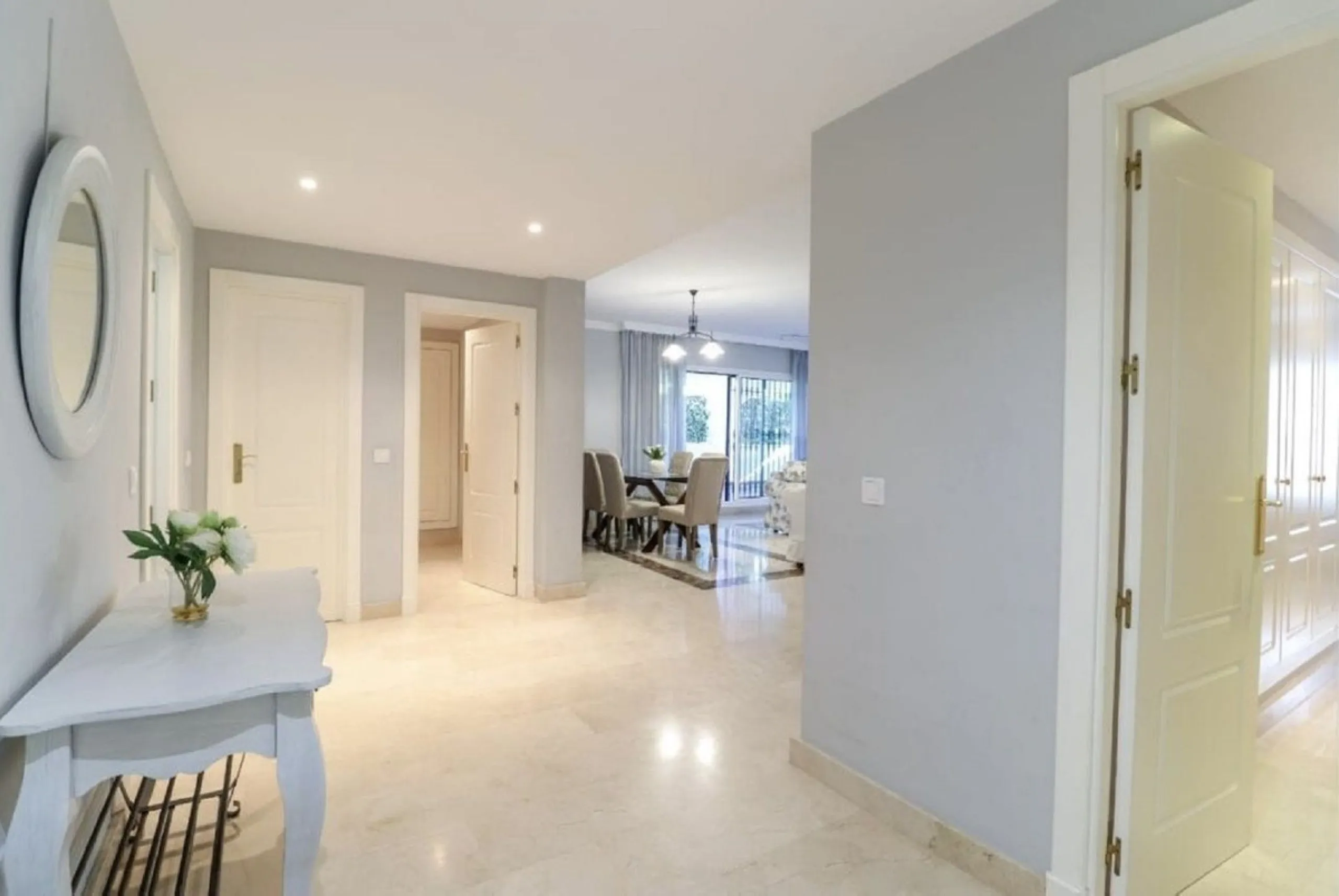 Beautiful and comfortable ground-floor apartment located in a quiet beachside development in San Pedro. Its excellent location allows you to reach the beach in just a 5-minute walk, while all amenities, restaurants and the charming seaside promenade are a