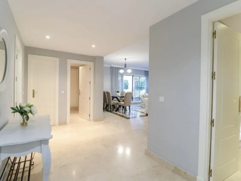 Beautiful and comfortable ground-floor apartment located in a quiet beachside development in San Pedro. Its excellent location allows you to reach the beach in just a 5-minute walk, while all amenities, restaurants and the charming seaside promenade are a