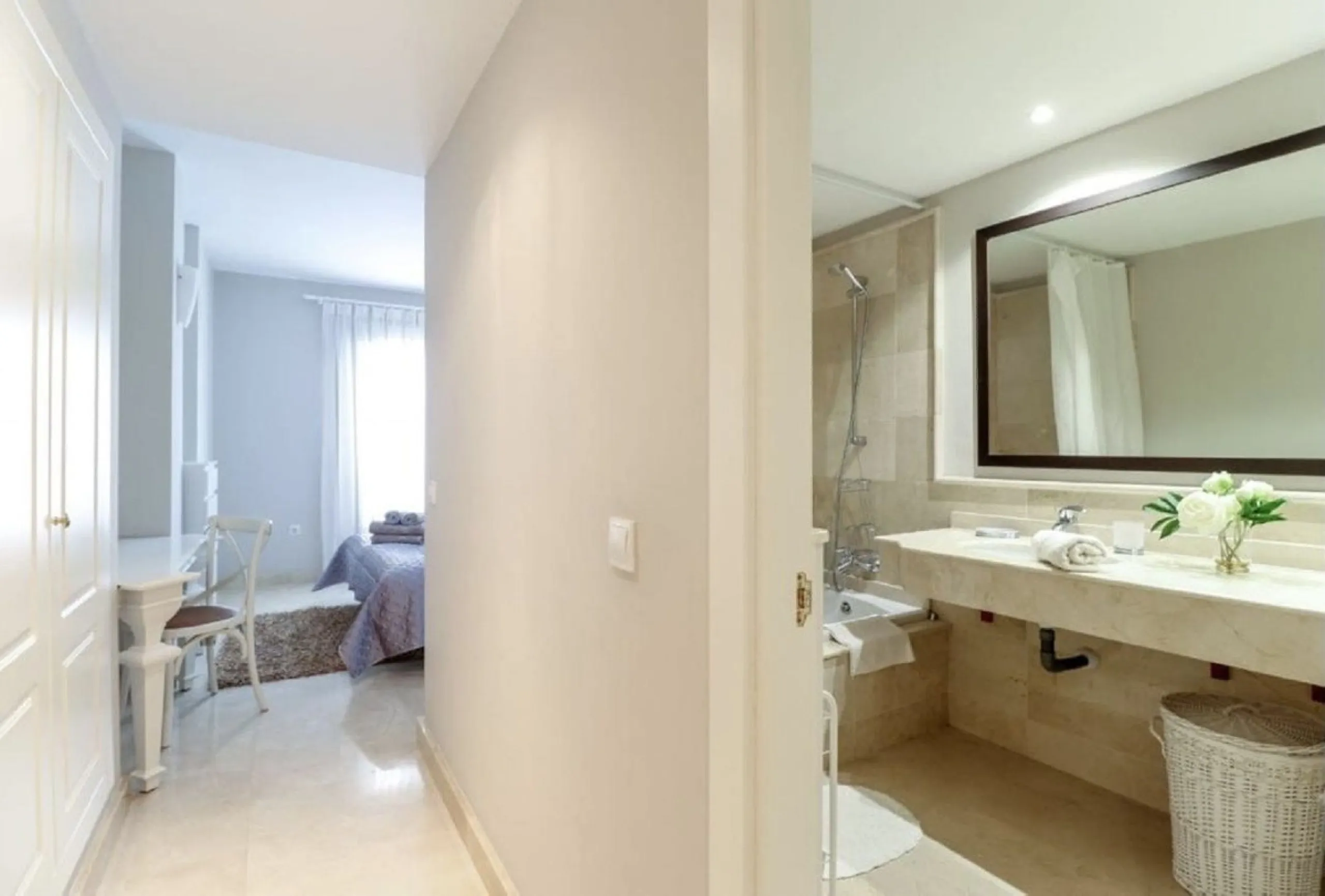 Beautiful and comfortable ground-floor apartment located in a quiet beachside development in San Pedro. Its excellent location allows you to reach the beach in just a 5-minute walk, while all amenities, restaurants and the charming seaside promenade are a