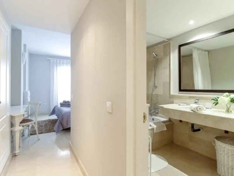 Beautiful and comfortable ground-floor apartment located in a quiet beachside development in San Pedro. Its excellent location allows you to reach the beach in just a 5-minute walk, while all amenities, restaurants and the charming seaside promenade are a