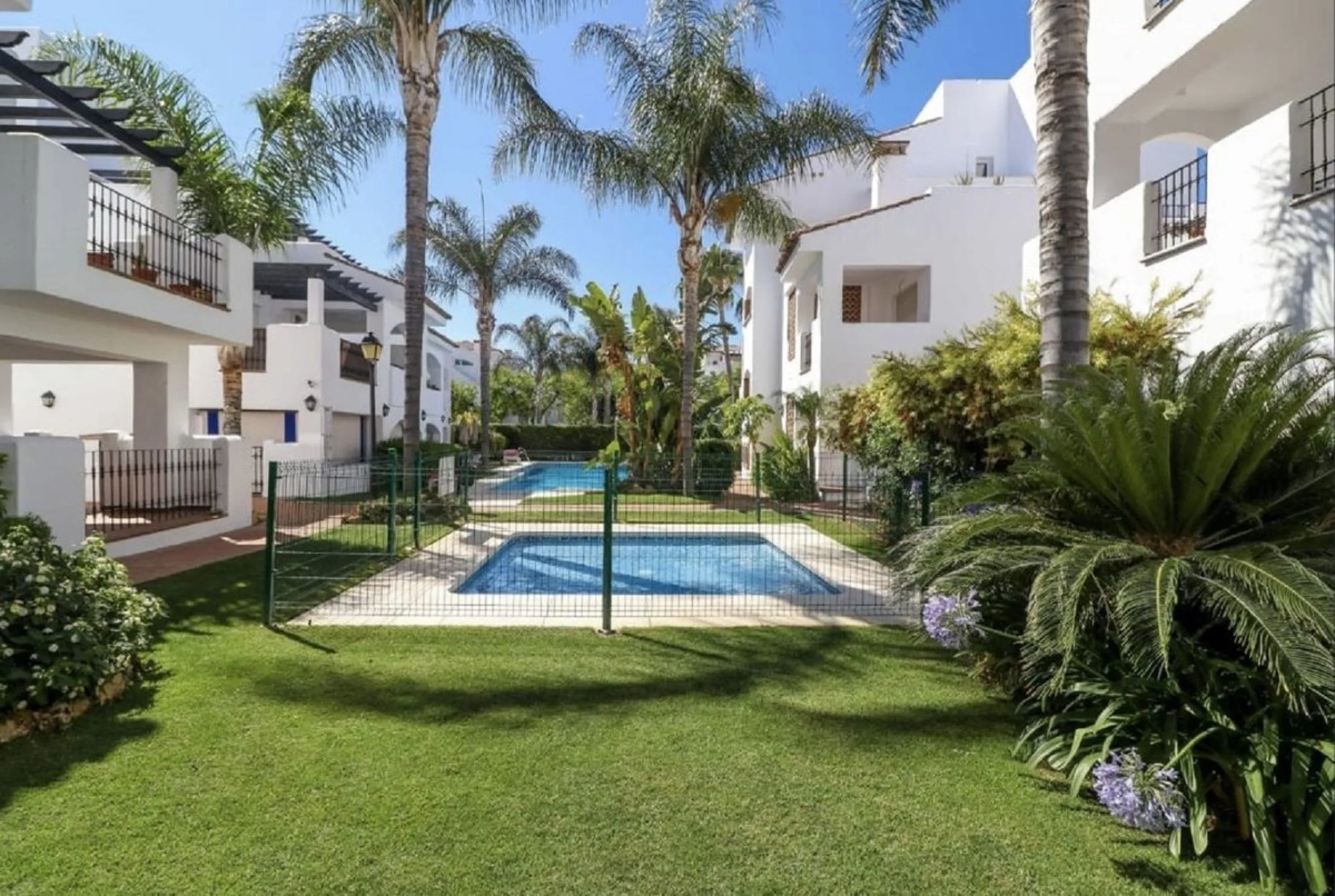 Beautiful and comfortable ground-floor apartment located in a quiet beachside development in San Pedro. Its excellent location allows you to reach the beach in just a 5-minute walk, while all amenities, restaurants and the charming seaside promenade are a