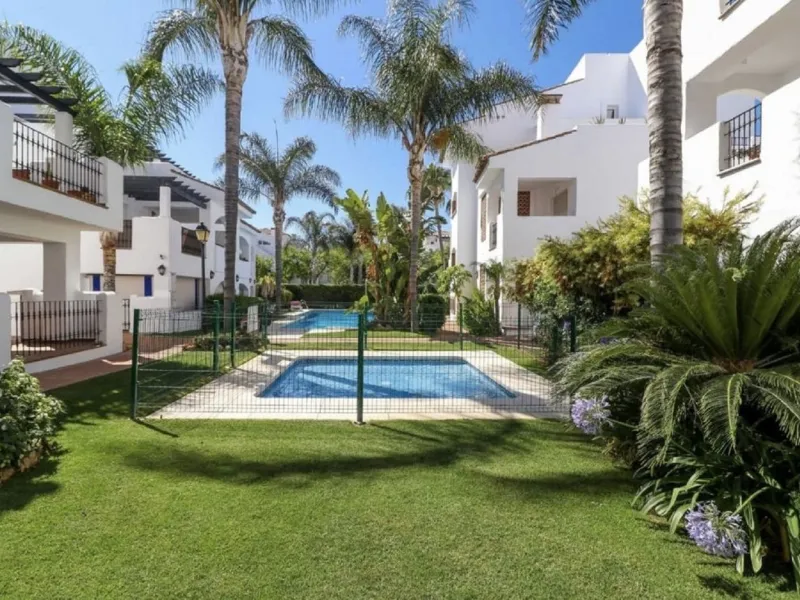 Beautiful and comfortable ground-floor apartment located in a quiet beachside development in San Pedro. Its excellent location allows you to reach the beach in just a 5-minute walk, while all amenities, restaurants and the charming seaside promenade are a